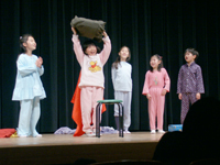 小学生クラスの英語劇発表会<br />人前で堂々と英語で自己表現<br />できるようになります