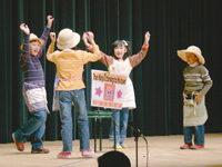 小学生クラスの英語劇発表会<br />人前で堂々と英語で自己表現<br />できるようになります