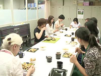 漢方薬膳の授業。実習では薬膳料理を作って全員で試食を行います