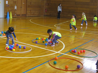 中学校の体育館を借りて体育の授業